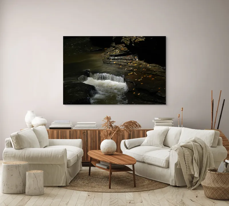 Tablou Canvas, "Cascada ascunsă în umbra toamnei", Cascadă, Stânci, Apă, Frunze, Umbre, Lumină, Râu, Natură., 150 x 100 cm – poza 3