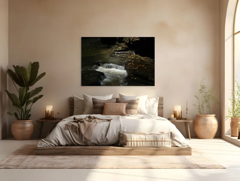 Tablou Canvas, "Cascada ascunsă în umbra toamnei", Cascadă, Stânci, Apă, Frunze, Umbre, Lumină, Râu, Natură., 150 x 100 cm – poza 4