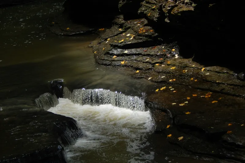 Tablou Canvas, "Cascada ascunsă în umbra toamnei", Cascadă, Stânci, Apă, Frunze, Umbre, Lumină, Râu, Natură., 150 x 100 cm – poza 2