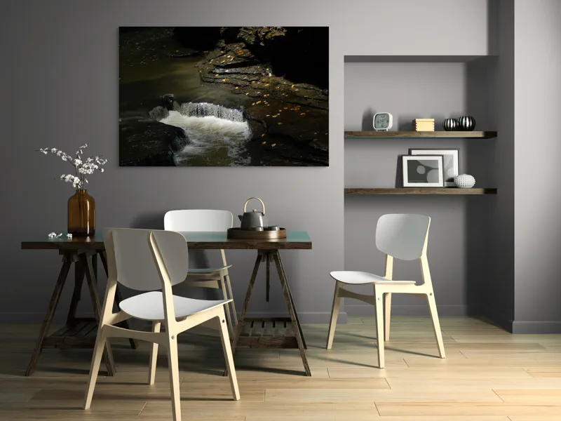 Tablou Canvas, "Cascada ascunsă în umbra toamnei", Cascadă, Stânci, Apă, Frunze, Umbre, Lumină, Râu, Natură., 150 x 100 cm – poza 5