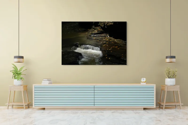 Tablou Canvas, "Cascada ascunsă în umbra toamnei", Cascadă, Stânci, Apă, Frunze, Umbre, Lumină, Râu, Natură., 150 x 100 cm – poza 6