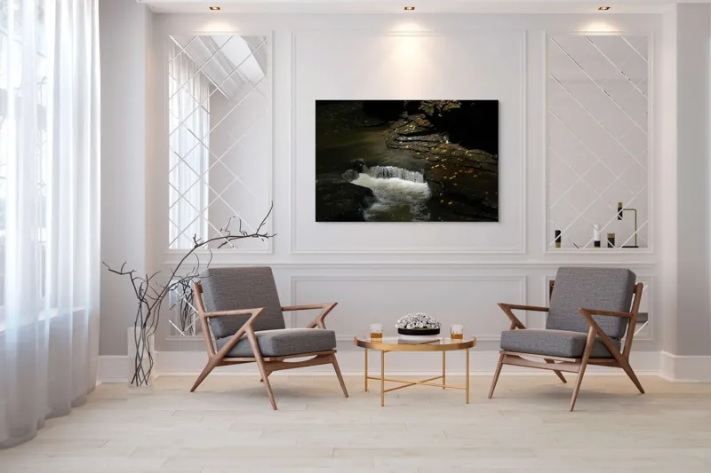 Tablou Canvas, "Cascada ascunsă în umbra toamnei", Cascadă, Stânci, Apă, Frunze, Umbre, Lumină, Râu, Natură., 150 x 100 cm – poza 7