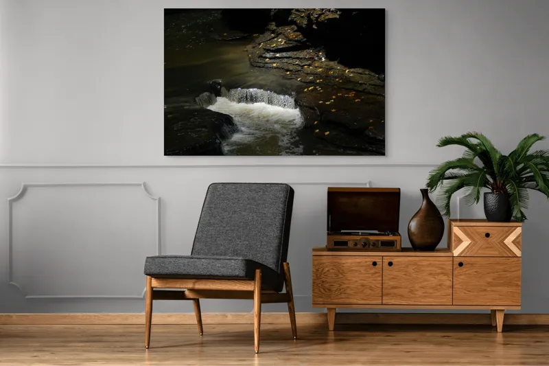 Tablou Canvas, "Cascada ascunsă în umbra toamnei", Cascadă, Stânci, Apă, Frunze, Umbre, Lumină, Râu, Natură., 150 x 100 cm – poza 8