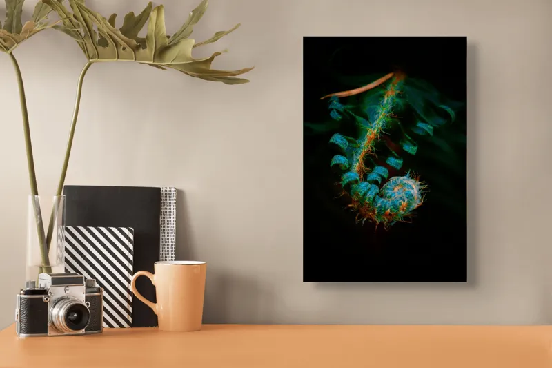 Tablou Canvas, "Îmbrățișarea secretă a frunzei verzi", Frunza, Spiralată, Verde, Misterioasă, Elegantă, Fragedă, Întunecată, Textură., 26 x 39 cm – poza 3