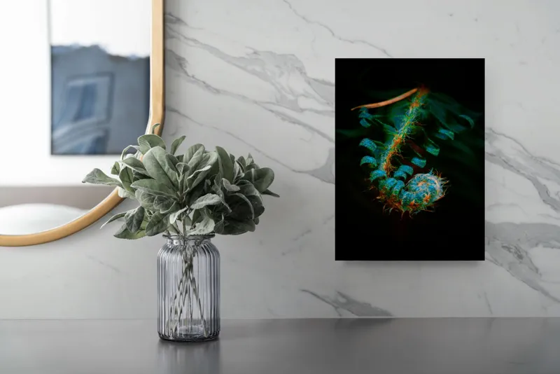 Tablou Canvas, "Îmbrățișarea secretă a frunzei verzi", Frunza, Spiralată, Verde, Misterioasă, Elegantă, Fragedă, Întunecată, Textură., 26 x 39 cm – poza 4