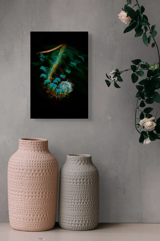 Tablou Canvas, "Îmbrățișarea secretă a frunzei verzi", Frunza, Spiralată, Verde, Misterioasă, Elegantă, Fragedă, Întunecată, Textură., 26 x 39 cm – poza 6