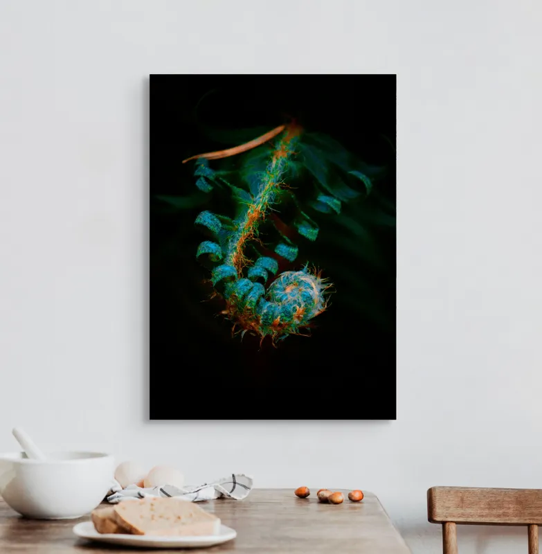 Tablou Canvas, "Îmbrățișarea secretă a frunzei verzi", Frunza, Spiralată, Verde, Misterioasă, Elegantă, Fragedă, Întunecată, Textură., 50 x 70 cm – poza 3