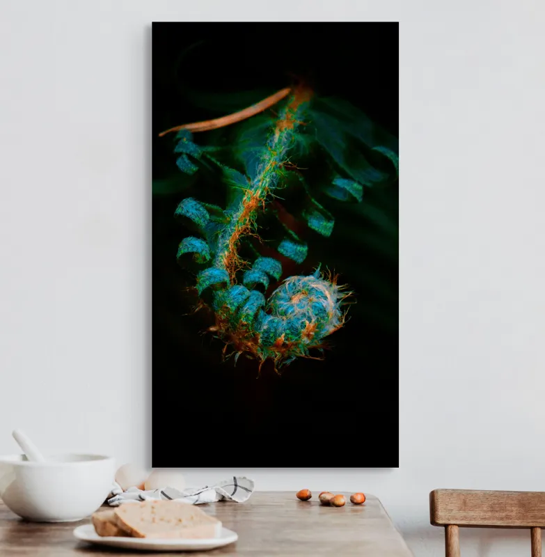 Tablou Canvas, "Îmbrățișarea secretă a frunzei verzi", Frunza, Spiralată, Verde, Misterioasă, Elegantă, Fragedă, Întunecată, Textură., 50 x 90 cm – poza 3