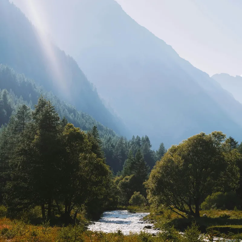 Tablou Canvas, "Râul strălucind printre munți majestoși", Munți, Râu, Copaci, Lumină, Cer, Natură, Pădure, Vârfuri, Verdeață, Peisaj, 100 x 100 cm – poza 2