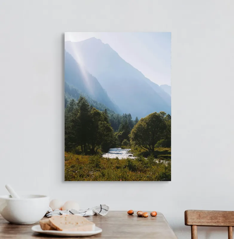Tablou Canvas, "Râul strălucind printre munți majestoși", Munți, Râu, Copaci, Lumină, Cer, Natură, Pădure, Vârfuri, Verdeață, Peisaj, 50 x 70 cm – poza 3