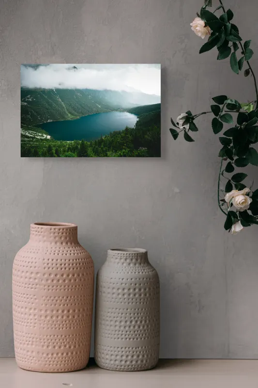 Tablou Canvas, "Lacul ascuns sub ceruri înnorate", Nori, Munte, Lac, Verdeață, Serenitate, Mister, Răcoare, Natură, Liniște, Vedere, 39 x 26 cm – poza 4