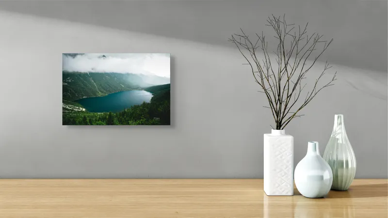 Tablou Canvas, "Lacul ascuns sub ceruri înnorate", Nori, Munte, Lac, Verdeață, Serenitate, Mister, Răcoare, Natură, Liniște, Vedere, 39 x 26 cm – poza 8
