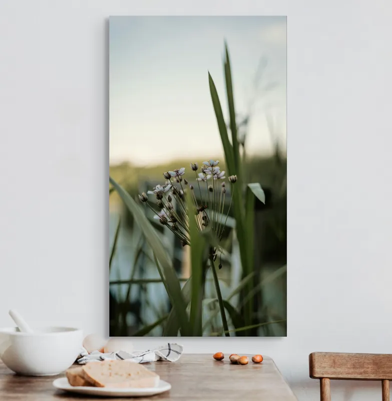 Tablou Canvas, "Flori delicate lângă apă liniștită", Flori, Iarbă, Apă, Cer, Peisaj, Natură, Verde, Lumină, Delicat, Blând., 50 x 90 cm – poza 3