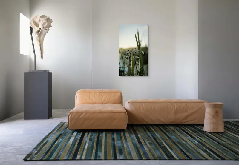 Tablou Canvas, "Flori delicate lângă apă liniștită", Flori, Iarbă, Apă, Cer, Peisaj, Natură, Verde, Lumină, Delicat, Blând., 50 x 90 cm – poza 5