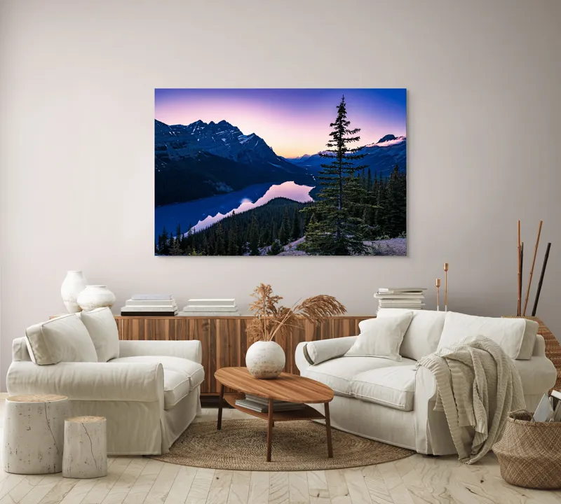 Tablou Canvas, "Misterul apusului peste munți și lac", Munte, Lac, Apus, Reflecție, Cer, Pin, Pădure, Contur, Peisaj, Calm, Umbre, Lumină, Albastru, Vârfuri, Tăcere, 150 x 100 cm – poza 3
