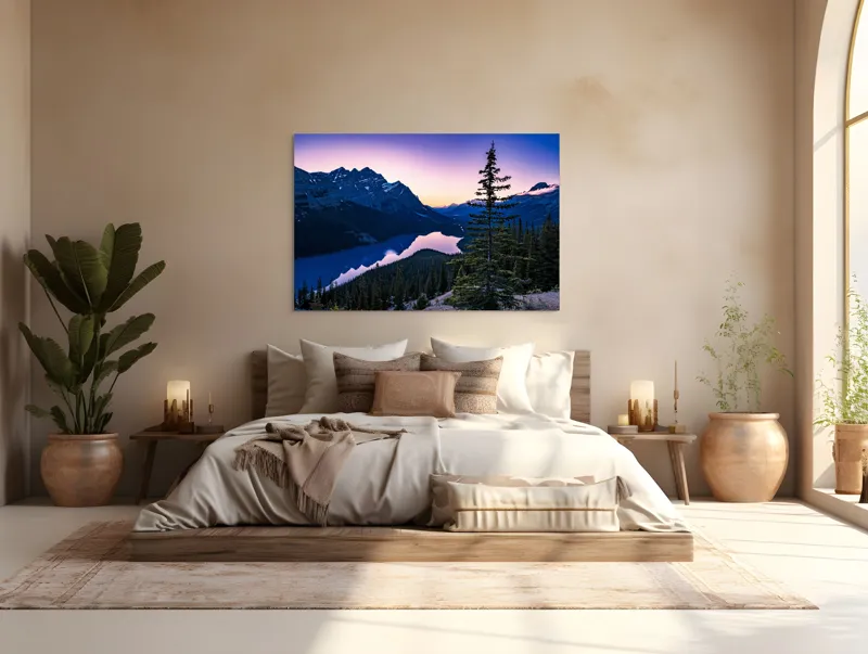 Tablou Canvas, "Misterul apusului peste munți și lac", Munte, Lac, Apus, Reflecție, Cer, Pin, Pădure, Contur, Peisaj, Calm, Umbre, Lumină, Albastru, Vârfuri, Tăcere, 150 x 100 cm – poza 4