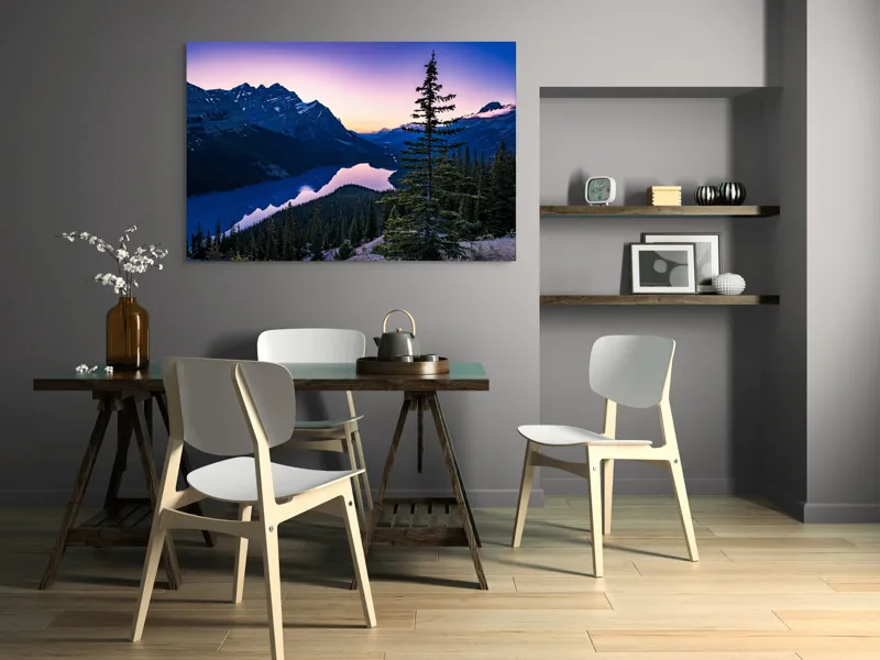 Tablou Canvas, "Misterul apusului peste munți și lac", Munte, Lac, Apus, Reflecție, Cer, Pin, Pădure, Contur, Peisaj, Calm, Umbre, Lumină, Albastru, Vârfuri, Tăcere, 150 x 100 cm – poza 5