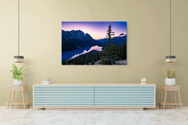 Tablou Canvas, "Misterul apusului peste munți și lac", Munte, Lac, Apus, Reflecție, Cer, Pin, Pădure, Contur, Peisaj, Calm, Umbre, Lumină, Albastru, Vârfuri, Tăcere, 150 x 100 cm – poza 6