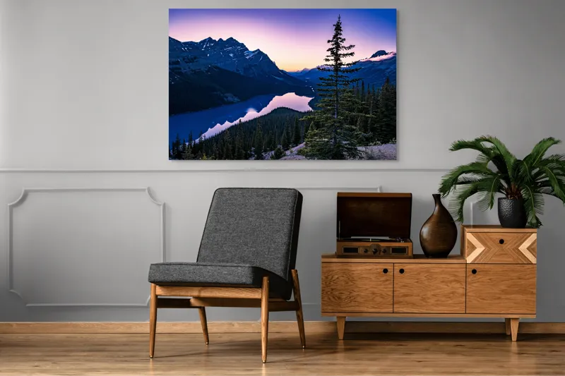 Tablou Canvas, "Misterul apusului peste munți și lac", Munte, Lac, Apus, Reflecție, Cer, Pin, Pădure, Contur, Peisaj, Calm, Umbre, Lumină, Albastru, Vârfuri, Tăcere, 150 x 100 cm – poza 8