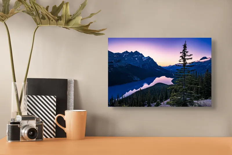 Tablou Canvas, "Misterul apusului peste munți și lac", Munte, Lac, Apus, Reflecție, Cer, Pin, Pădure, Contur, Peisaj, Calm, Umbre, Lumină, Albastru, Vârfuri, Tăcere, 39 x 26 cm – poza 3