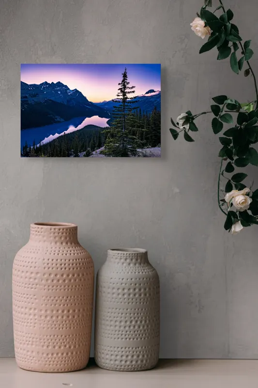 Tablou Canvas, "Misterul apusului peste munți și lac", Munte, Lac, Apus, Reflecție, Cer, Pin, Pădure, Contur, Peisaj, Calm, Umbre, Lumină, Albastru, Vârfuri, Tăcere, 39 x 26 cm – poza 4