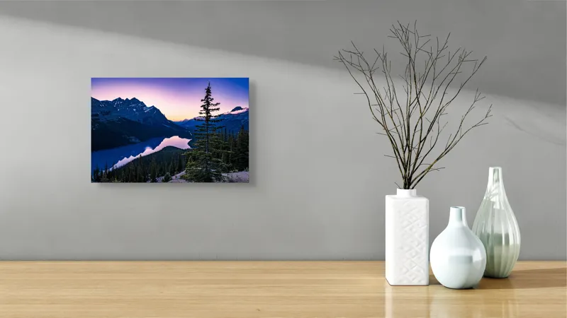 Tablou Canvas, "Misterul apusului peste munți și lac", Munte, Lac, Apus, Reflecție, Cer, Pin, Pădure, Contur, Peisaj, Calm, Umbre, Lumină, Albastru, Vârfuri, Tăcere, 39 x 26 cm – poza 8