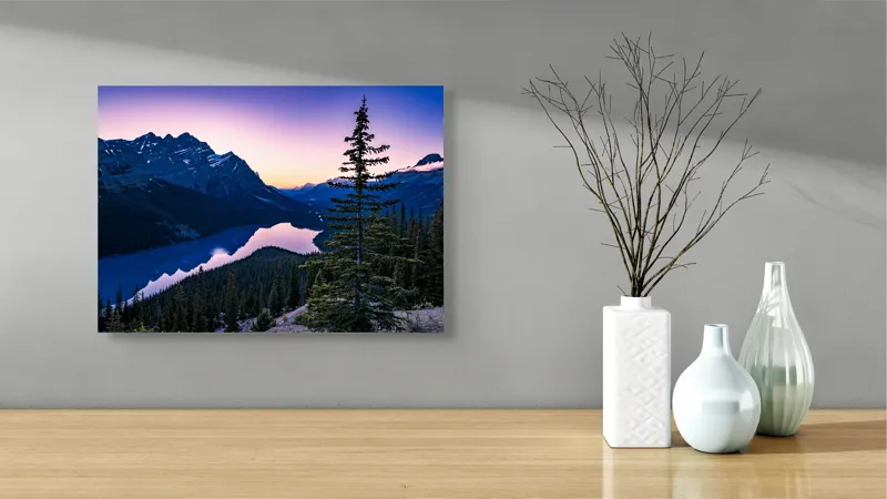 Tablou Canvas, "Misterul apusului peste munți și lac", Munte, Lac, Apus, Reflecție, Cer, Pin, Pădure, Contur, Peisaj, Calm, Umbre, Lumină, Albastru, Vârfuri, Tăcere, 54 x 39 cm – poza 3