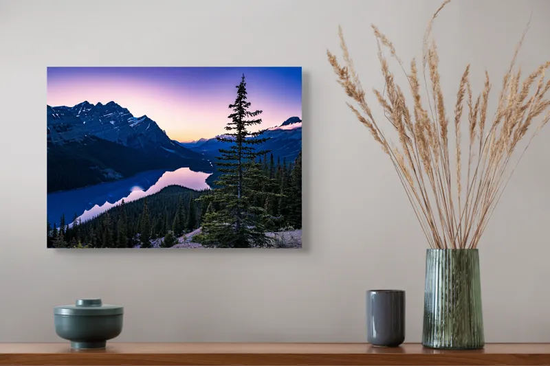 Tablou Canvas, "Misterul apusului peste munți și lac", Munte, Lac, Apus, Reflecție, Cer, Pin, Pădure, Contur, Peisaj, Calm, Umbre, Lumină, Albastru, Vârfuri, Tăcere, 54 x 39 cm – poza 4