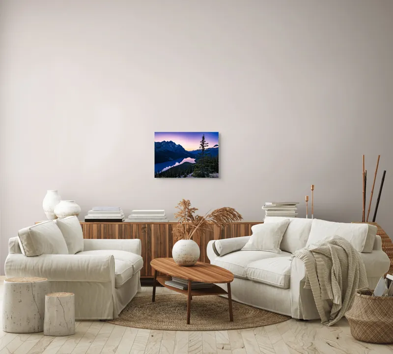 Tablou Canvas, "Misterul apusului peste munți și lac", Munte, Lac, Apus, Reflecție, Cer, Pin, Pădure, Contur, Peisaj, Calm, Umbre, Lumină, Albastru, Vârfuri, Tăcere, 54 x 39 cm – poza 5