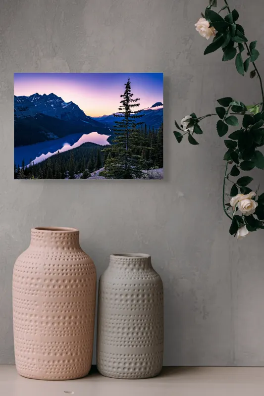 Tablou Canvas, "Misterul apusului peste munți și lac", Munte, Lac, Apus, Reflecție, Cer, Pin, Pădure, Contur, Peisaj, Calm, Umbre, Lumină, Albastru, Vârfuri, Tăcere, 54 x 39 cm – poza 8