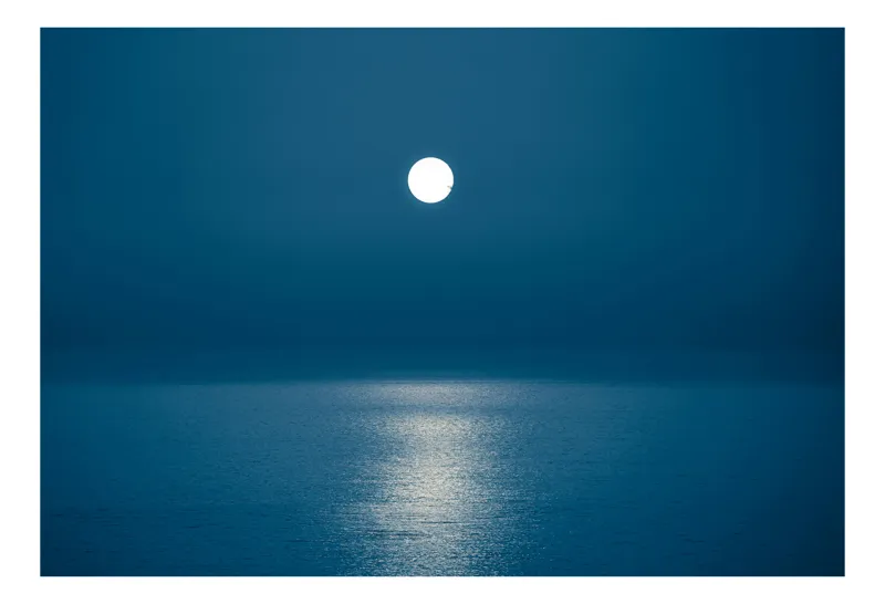 Tablou Canvas, "Luna plină deasupra oceanului liniștit", Lună, Ocean, Reflecție, Noapte, Seninătate, Albastru, Calm, Lumină, 50 x 50 cm
