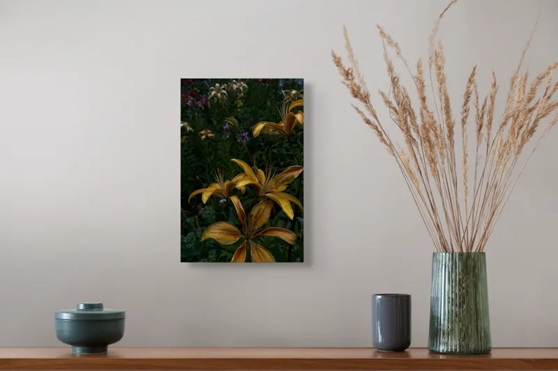 Tablou Canvas, "Crini aurii sub cerul înserării", Flori, Galbene, Petale, Gradina, Lujeri, Intunecat, Detalii, Colorat, Varietate, Verde, Contrast, Inflorire, Naturalete., 26 x 39 cm – poza 5