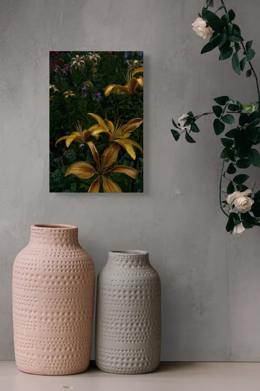 Tablou Canvas, "Crini aurii sub cerul înserării", Flori, Galbene, Petale, Gradina, Lujeri, Intunecat, Detalii, Colorat, Varietate, Verde, Contrast, Inflorire, Naturalete., 26 x 39 cm – poza 6