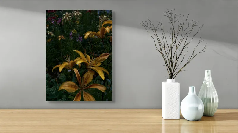 Tablou Canvas, "Crini aurii sub cerul înserării", Flori, Galbene, Petale, Gradina, Lujeri, Intunecat, Detalii, Colorat, Varietate, Verde, Contrast, Inflorire, Naturalete., 39 x 54 cm – poza 4