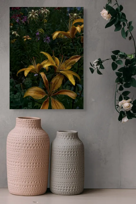 Tablou Canvas, "Crini aurii sub cerul înserării", Flori, Galbene, Petale, Gradina, Lujeri, Intunecat, Detalii, Colorat, Varietate, Verde, Contrast, Inflorire, Naturalete., 39 x 54 cm – poza 6