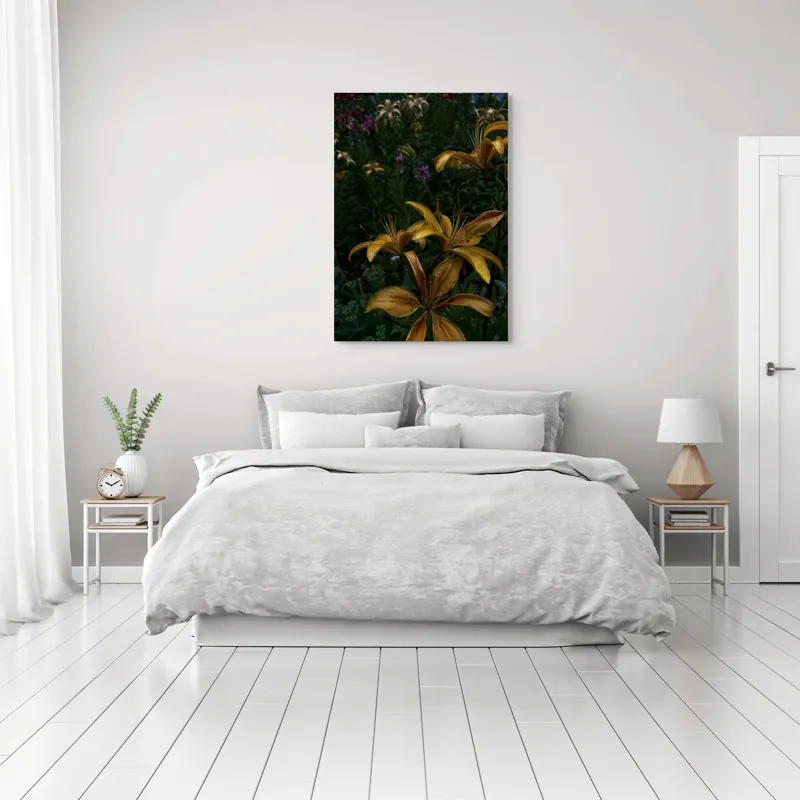 Tablou Canvas, "Crini aurii sub cerul înserării", Flori, Galbene, Petale, Gradina, Lujeri, Intunecat, Detalii, Colorat, Varietate, Verde, Contrast, Inflorire, Naturalete., 70 x 100 cm – poza 3