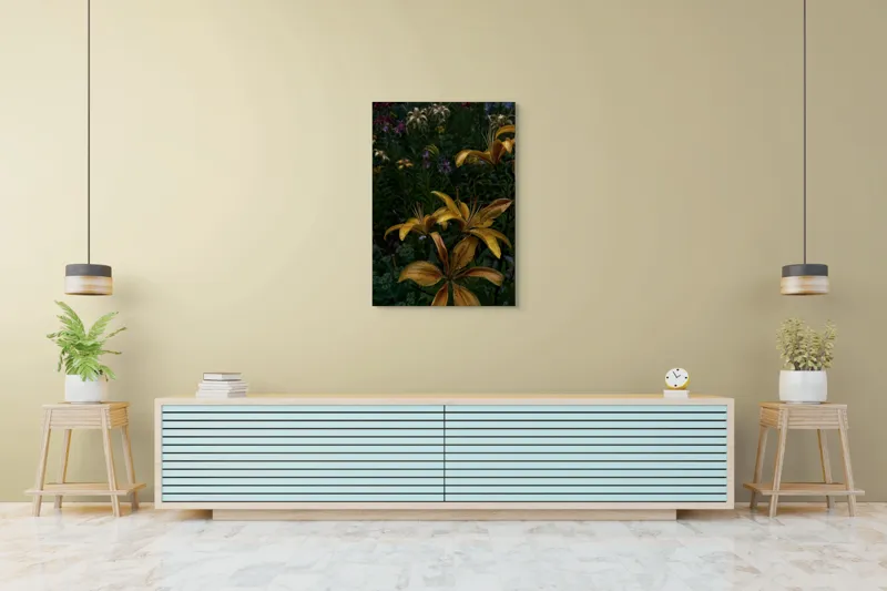 Tablou Canvas, "Crini aurii sub cerul înserării", Flori, Galbene, Petale, Gradina, Lujeri, Intunecat, Detalii, Colorat, Varietate, Verde, Contrast, Inflorire, Naturalete., 70 x 100 cm – poza 5