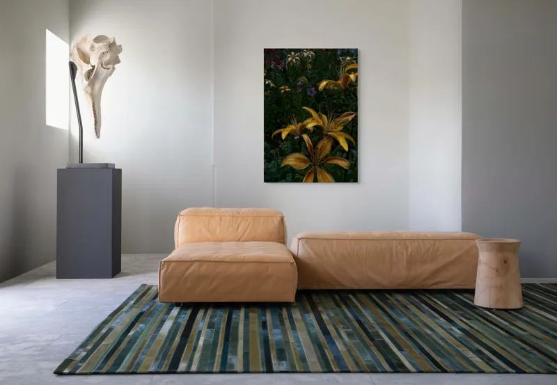 Tablou Canvas, "Crini aurii sub cerul înserării", Flori, Galbene, Petale, Gradina, Lujeri, Intunecat, Detalii, Colorat, Varietate, Verde, Contrast, Inflorire, Naturalete., 70 x 100 cm – poza 7