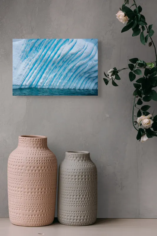 Tablou Canvas, "Gheață sculptată de valuri albastre", Gheață, Albastru, Textură, Unduire, Ocean, Rece, Natură, Impresionant, Calm, Polar, 39 x 26 cm – poza 4
