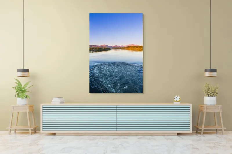 Tablou Canvas, "Răsărit pe lacul liniștit albastru", Cer, Munți, Râu, Reflexie, Apus, Peisaj, Natură, Valuri, Orizont, Calm., 100 x 150 cm – poza 4