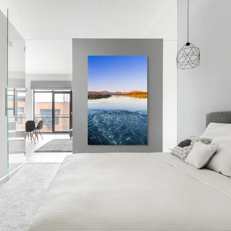 Tablou Canvas, "Răsărit pe lacul liniștit albastru", Cer, Munți, Râu, Reflexie, Apus, Peisaj, Natură, Valuri, Orizont, Calm., 100 x 150 cm – poza 5