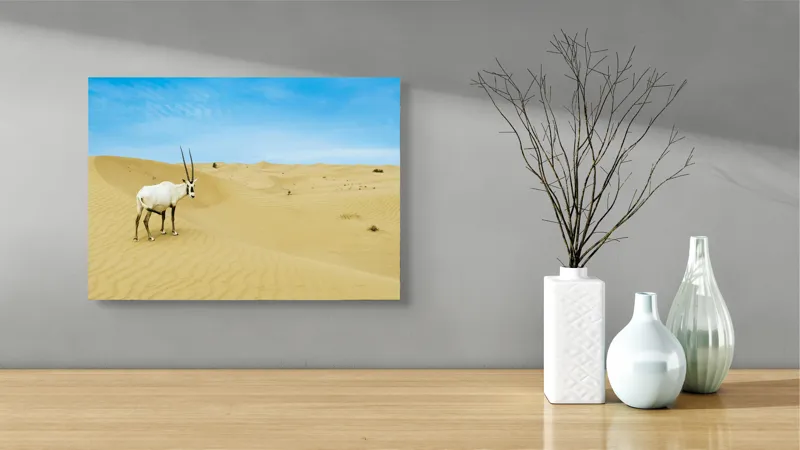 Tablou Canvas, "Oryx singur în deșertul nesfârșit", Antilopă, Deșert, Dune, Cer, Solitudine, Calm, Natură, Zare, Puritate, Armonie, 54 x 39 cm – poza 3