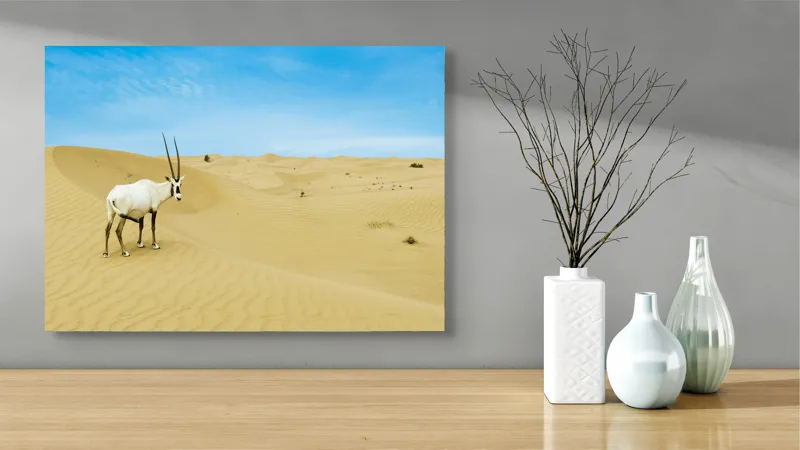 Tablou Canvas, "Oryx singur în deșertul nesfârșit", Antilopă, Deșert, Dune, Cer, Solitudine, Calm, Natură, Zare, Puritate, Armonie, 70 x 50 cm – poza 3