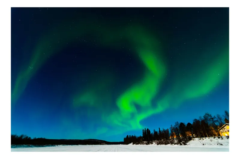 Tablou Canvas, "Aurora boreală dansând pe cerul nordic", Aurore, Lumină, Cer, Noapte, Minune, Verde, Șerpuire, Stele, Frig, Încântare, 90 x 50 cm