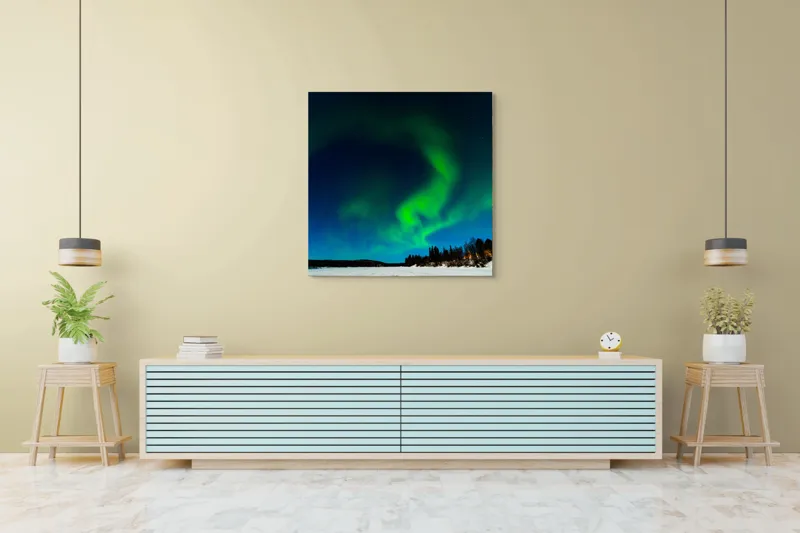 Tablou Canvas, "Aurora boreală dansând pe cerul nordic", Aurore, Lumină, Cer, Noapte, Minune, Verde, Șerpuire, Stele, Frig, Încântare, 100 x 100 cm – poza 5
