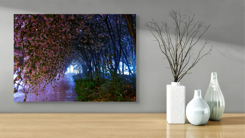 Tablou Canvas, "Aleea înflorită sub lumina lunii", Flori, Tunel, Lumină, Drum, Noapte, Natură, Mister, Arbore, Petale, Umbre, 70 x 50 cm – poza 3