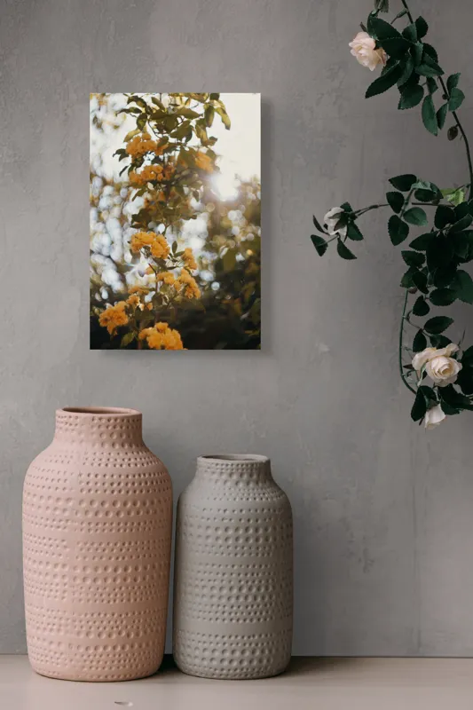 Tablou Canvas, "Razele soarelui printre flori galbene", Flori, Galbene, Soare, Frunze, Reflexii, Lumina, Natură, Blândă, 26 x 39 cm – poza 6
