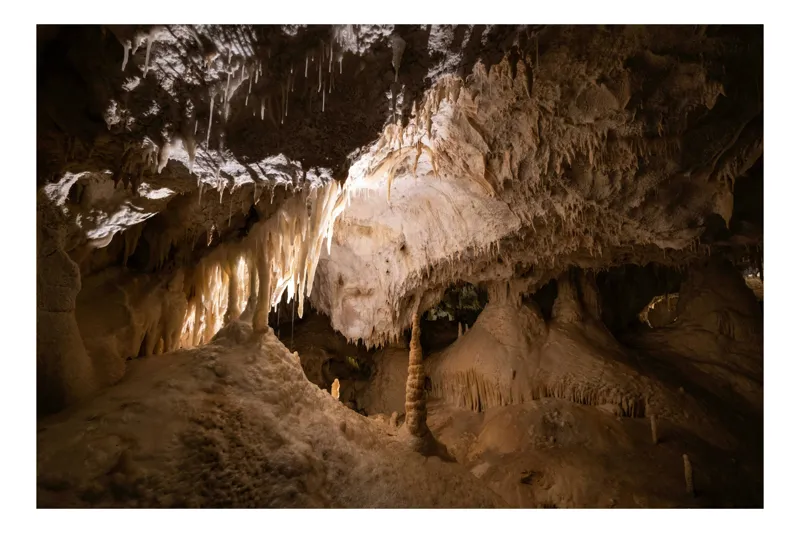 Tablou Canvas, "Regatul ascuns al stalactitelor și stalagmitelor", Stalactite, Stalagmite, Cavern, Subteran, Formatiuni, Mineral, Lumina, Umbra, 54 x 39 cm