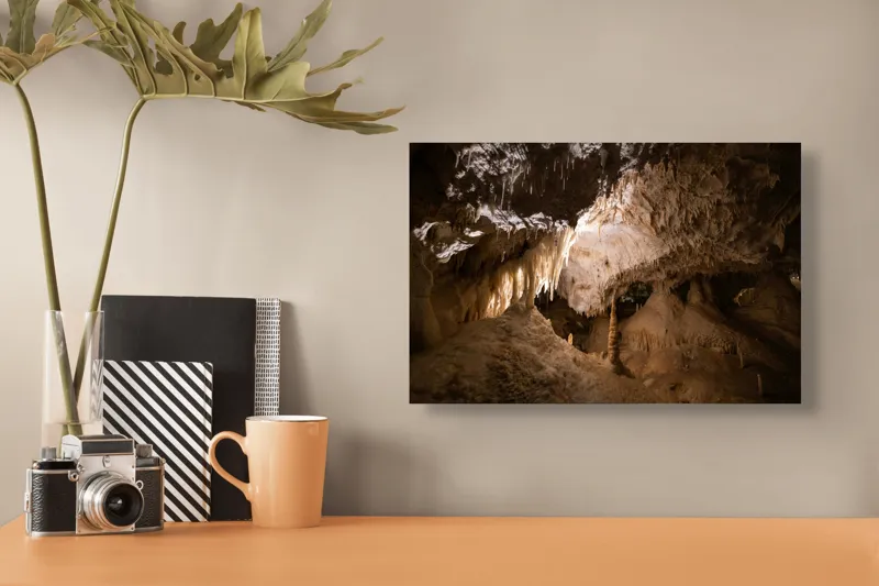 Tablou Canvas, "Regatul ascuns al stalactitelor și stalagmitelor", Stalactite, Stalagmite, Cavern, Subteran, Formatiuni, Mineral, Lumina, Umbra, 39 x 26 cm – poza 3