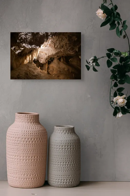 Tablou Canvas, "Regatul ascuns al stalactitelor și stalagmitelor", Stalactite, Stalagmite, Cavern, Subteran, Formatiuni, Mineral, Lumina, Umbra, 39 x 26 cm – poza 4
